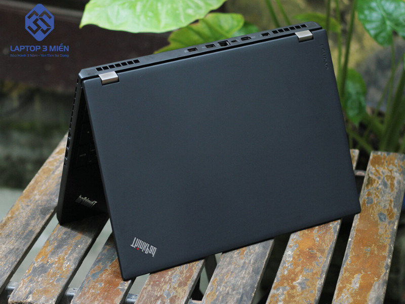 Lenovo Thinkpad P50 được thiết kế đặc trưng với khung máy chữ nhật màu đen